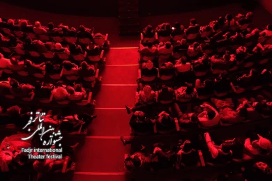 تماشاگران تئاتر در سالن نمایش - عکس: میلاد میرزاعلی