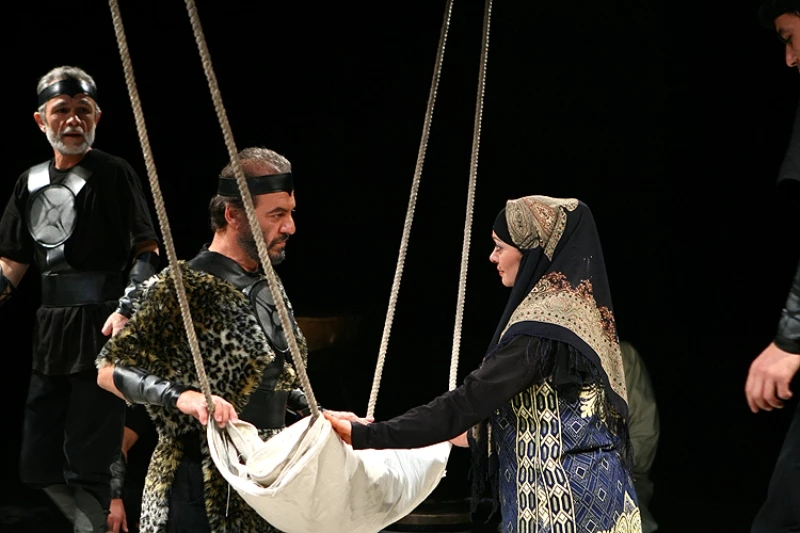 اعضا کانون ملی منتقدان تئاتر رستم و سهراب را نقد و بررسی می کنند