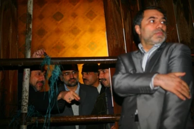 گزارش تصویری / در پی ترک برداشتن دیواره تالار قشقایی وزیر فرهنگ و ارشاد اسلامی از تئاتر شهر دیدن کرد