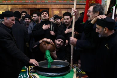 روز تاسوعا تالار اصلی تئاتر شهر مملو از تماشاگران آیین های عاشورایی بود