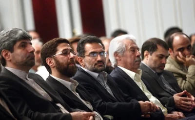 هنرمندان تئاتر از دست وزیر فرهنگ نشان درجه یک و دو هنری گرفتند