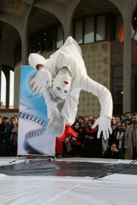 در آستانه فرارسیدن سال نو

دور تازه اجرای عمومی نمایش های خیابانی در محوطه تئاتر شهر آغاز شد