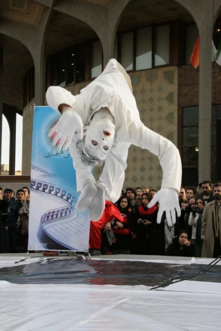 در آستانه فرارسیدن سال نو

دور تازه اجرای عمومی نمایش های خیابانی در محوطه تئاتر شهر آغاز شد