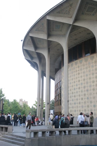 با پایان ایام سوگواری شهادت حضرت علی(ع)

اجرای عمومی تالارهای نمایشی تئاتر شهر از سر گرفته می شود