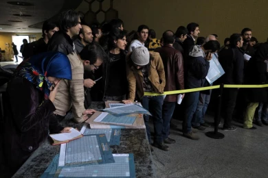 'گزارش تصویری 

استقبال دانشجویان از فروش بلیت های جشنواره تئاتر فجر/ عکاس: رضا معطریان