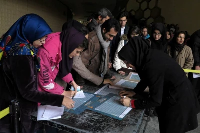'گزارش تصویری 

استقبال دانشجویان از فروش بلیت های جشنواره تئاتر فجر/ عکاس: رضا معطریان