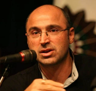خوانش «آب مرا قصه کرد» در تئاتر شهر

 غفاری: باید دنبال زبانی تازه برای نمایش‌های مذهبی باشیم
