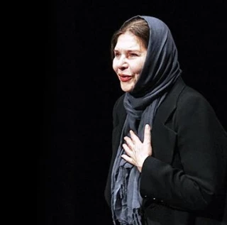 یکشنبه 5 مهر ماه صورت گرفت

ادای احترام گروه های نمایشی تئاتر شهر به زنده یاد هما روستا