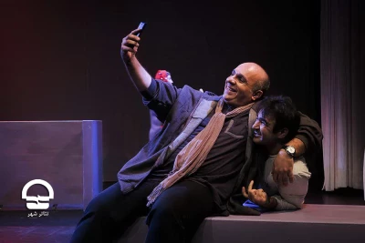 حسن عابدی، کارگردان نمایش «تب سرد روی پیشانی داغ»

این نمایش داستان زندگی این روزهای جامعه ماست