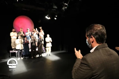فرمانده قرارگاه سازندگی خاتم الانبیا در تئاتر شهر؛

تئاتر «برونسی» یک نمایش فرهنگ ساز است
قدردانی از هنرمندانی که چراغ تئاتر را روشن نگه داشته اند