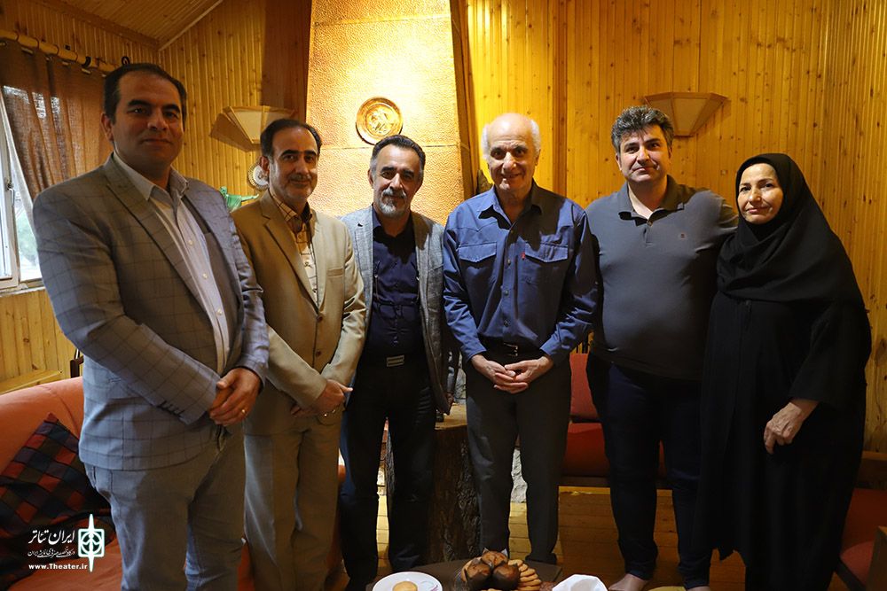 دیدار مدیرکل هنرهای نمایشی با خانواده هنرمند شهید

کاظم نظری: 
جامعه هنری به شهید حسین قشقایی افتخار می‌کند