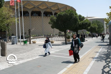 محوطه تئاتر شهر پس از جمع آوری دست فروشان خیابان ولیعصر
عکس:میلاد میرزاعلی
