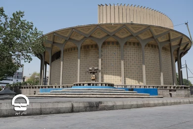 محوطه تئاتر شهر پس از جمع آوری دست فروشان خیابان ولیعصر
عکس:میلاد میرزاعلی