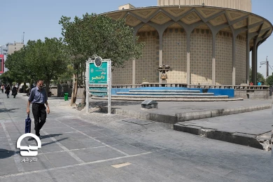 محوطه تئاتر شهر پس از جمع آوری دست فروشان خیابان ولیعصر
عکس:میلاد میرزاعلی