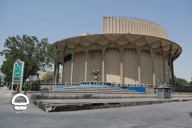 محوطه تئاتر شهر پس از جمع آوری دست فروشان خیابان ولیعصر
عکس:میلاد میرزاعلی