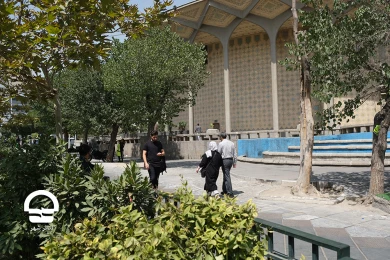 محوطه تئاتر شهر پس از جمع آوری دست فروشان خیابان ولیعصر
عکس:میلاد میرزاعلی