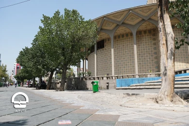 محوطه تئاتر شهر پس از جمع آوری دست فروشان خیابان ولیعصر
عکس:میلاد میرزاعلی