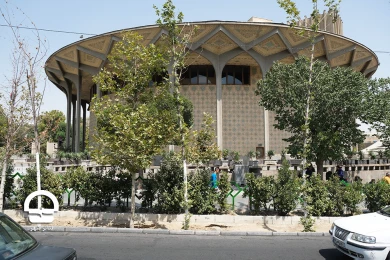 محوطه تئاتر شهر پس از جمع آوری دست فروشان خیابان ولیعصر
عکس:میلاد میرزاعلی