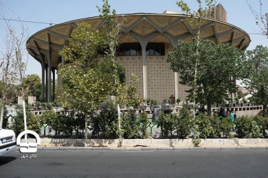 محوطه تئاتر شهر پس از جمع آوری دست فروشان خیابان ولیعصر
عکس:میلاد میرزاعلی