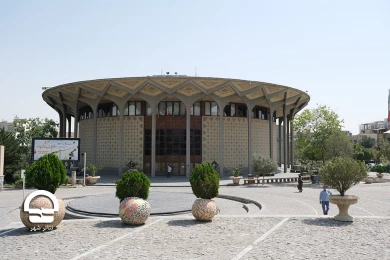 محوطه تئاتر شهر پس از جمع آوری دست فروشان خیابان ولیعصر
عکس:میلاد میرزاعلی