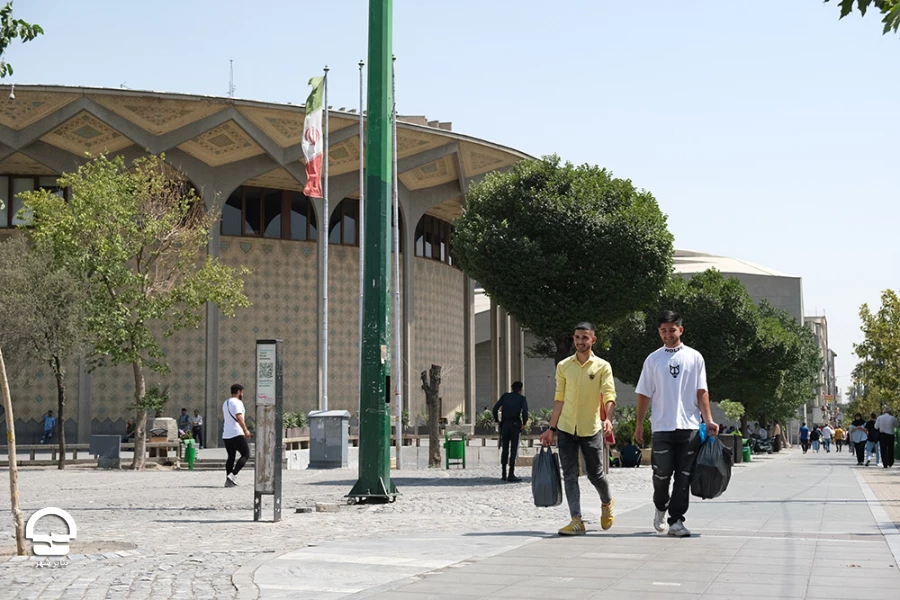 محوطه تئاتر شهر پس از جمع آوری دست فروشان خیابان ولیعصر
عکس:میلاد میرزاعلی