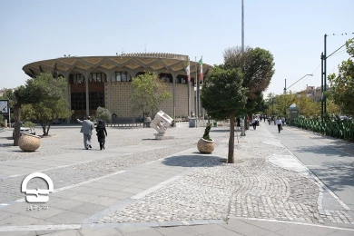 محوطه تئاتر شهر پس از جمع آوری دست فروشان خیابان ولیعصر
عکس:میلاد میرزاعلی