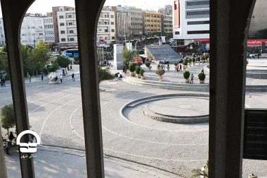 محوطه تئاتر شهر پس از جمع آوری دست فروشان خیابان ولیعصر
عکس:میلاد میرزاعلی