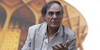 قطب‌الدین صادقی پس از تماشای نمایش بیرون پشت در عنوان کرد:

انرژی بی‌پایان نسل جدید تئاتر